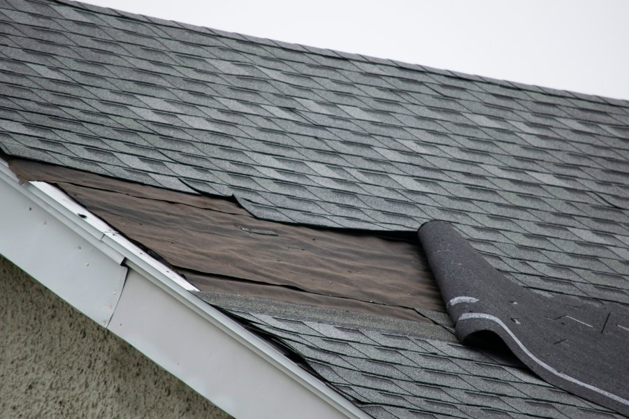 In Rose Hill Plantation, identifying common roof problems requires a keen eye for detail and a good understanding of the region's unique environmental challenges, which often include high humidity, frequent rain, and occasional severe storms.
